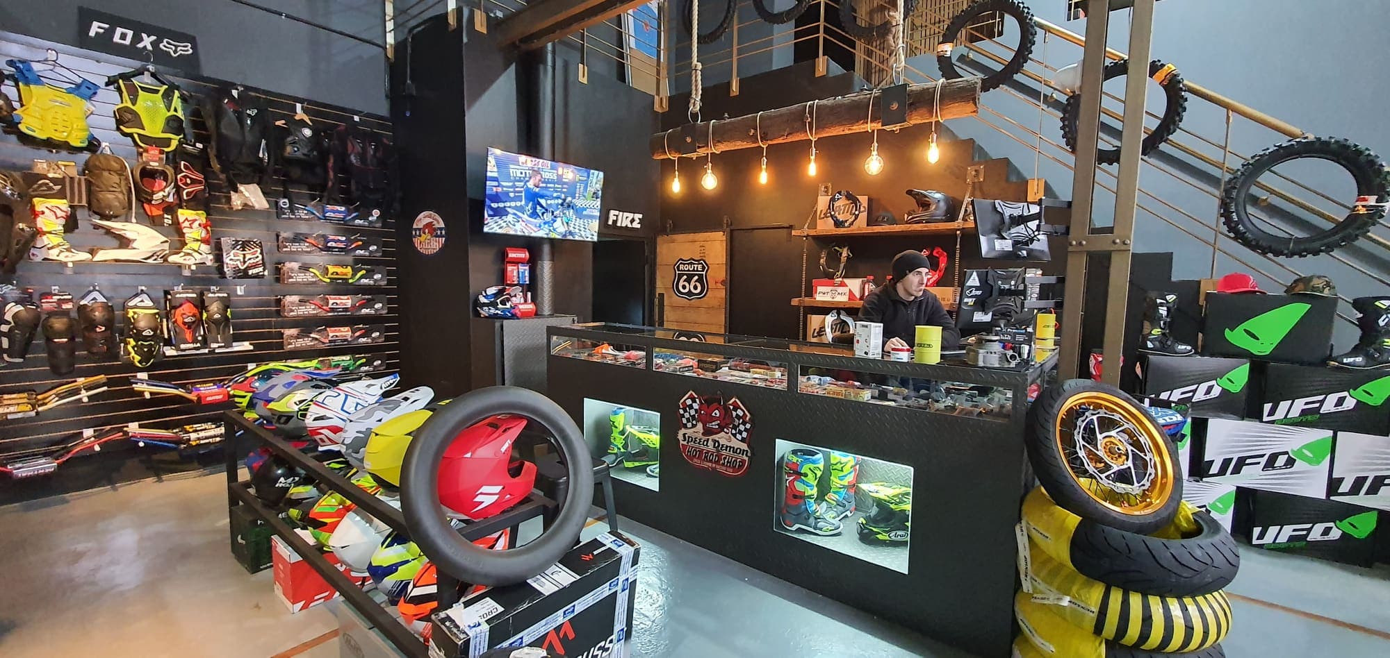 Vista interior del local con repuestos y accesorios
