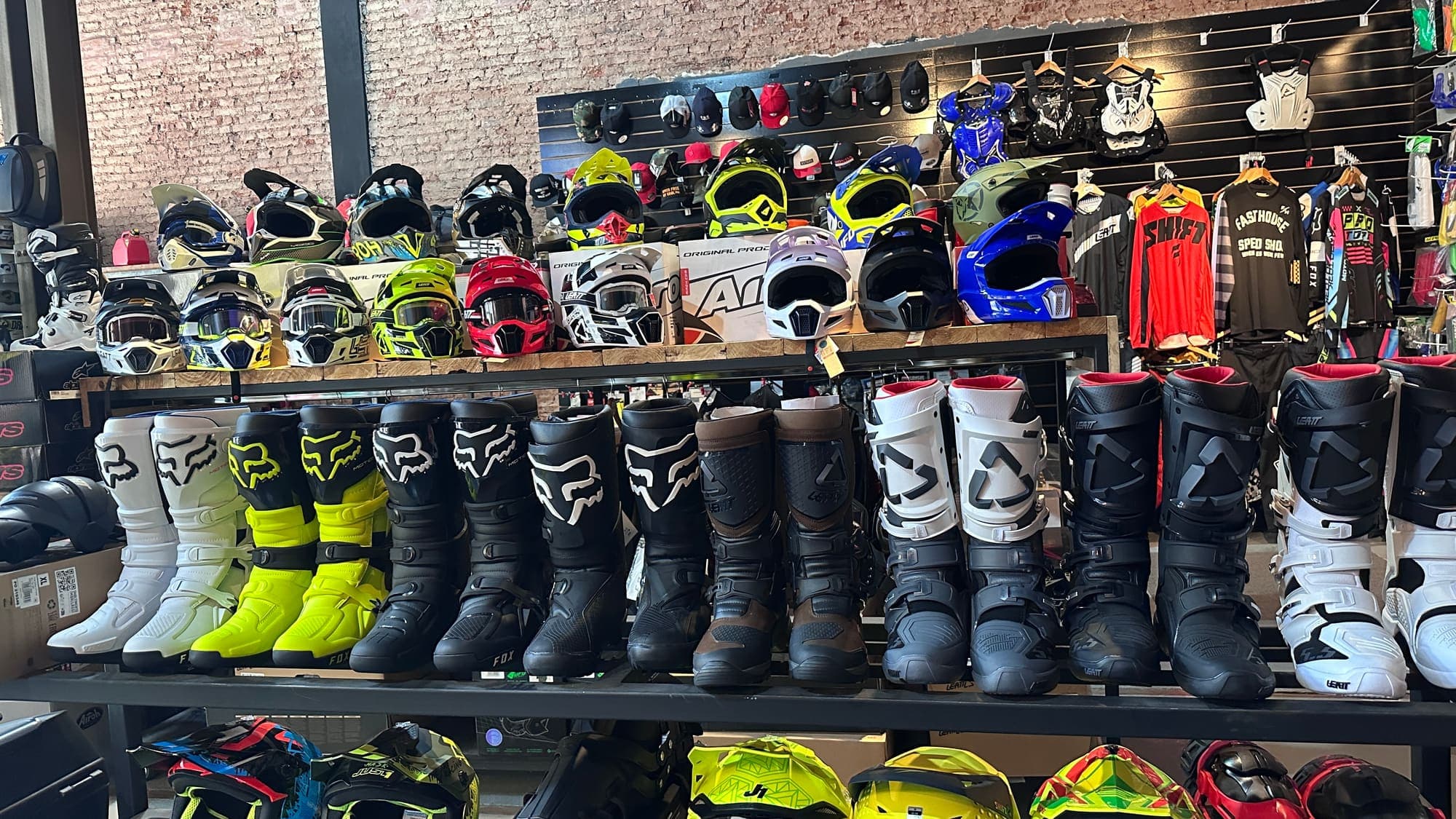 Sector de cascos, botas e indumentaria técnica